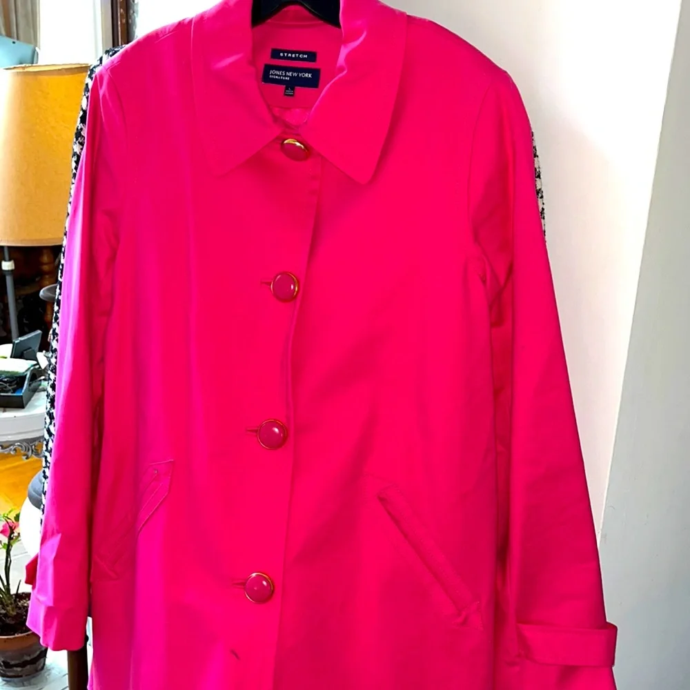 NWOT! Women’s car coat length raincoat. Jones NY. Size Large. Pink